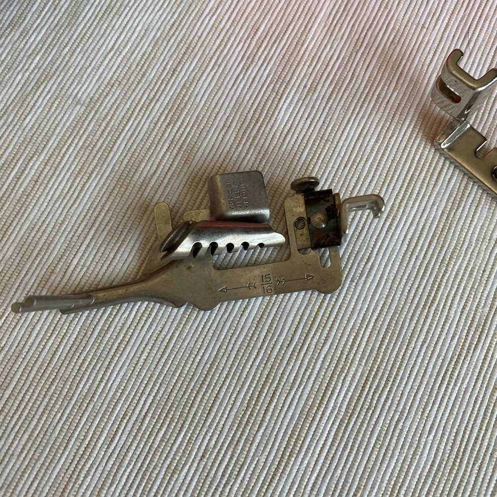 Vintage Singer sewing machine low shank foot pressure attachments - Picture 2 of 7